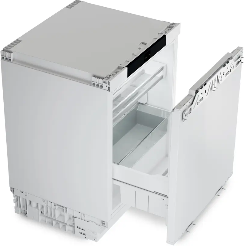 Ein weißer Einbaukühlschrank mit geöffneter Schublade. Innen gibt es ein Glasregal und eine Schublade.