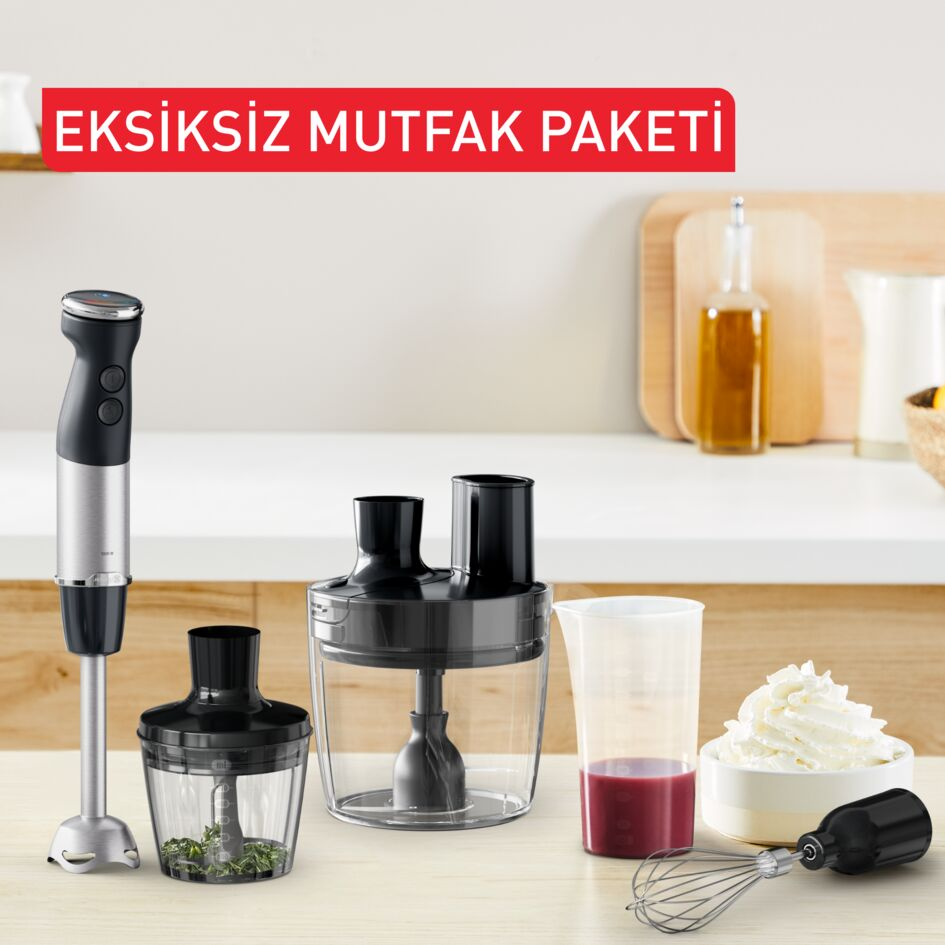 Bir el blenderı ve eklentileri, malzemeler ve bir kasede çırpılmış krema masada.
