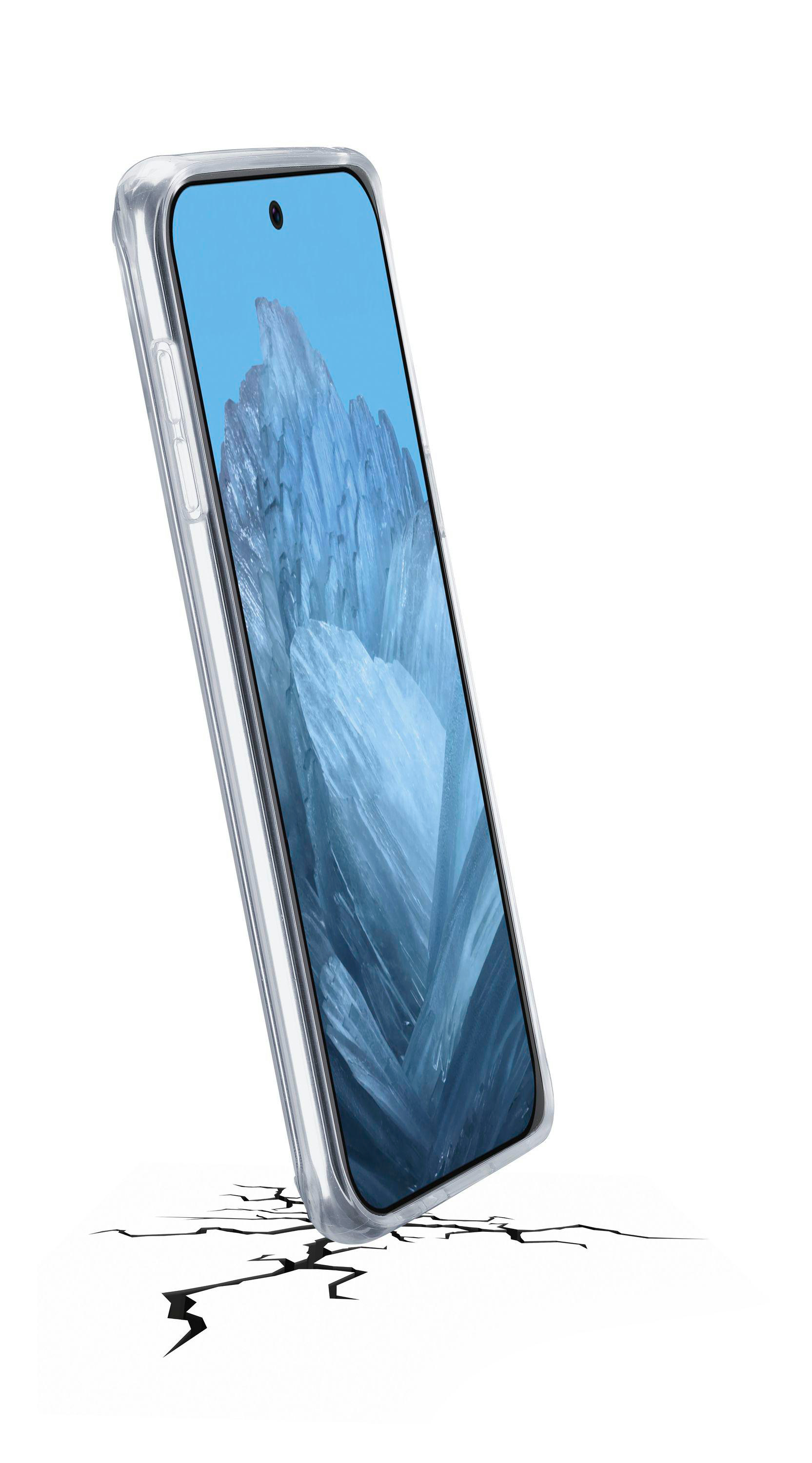 Smartphone in klarer Hülle, abgewinkelt auf rissigem Boden. Bildschirm zeigt blauen Berg.