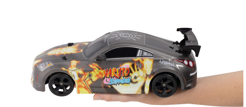 Ein graues Spielzeugauto mit Naruto Shippuden-Grafiken, das in einer Hand gehalten wird.