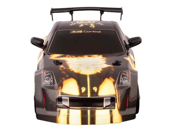 Ferngesteuertes Naruto-Auto mit Spoiler, Frontansicht auf weißem Grund.