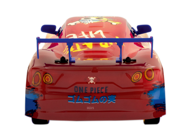 Rotes Spielzeugauto mit blauen Akzenten. Aufschrift: „ONE PIECE“. Das Design ist von Manga inspiriert.