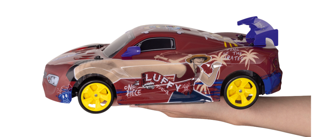Ein Spielzeugauto in der Hand einer Person, mit farbenfrohem Design und dem Schriftzug "ONE PIECE".