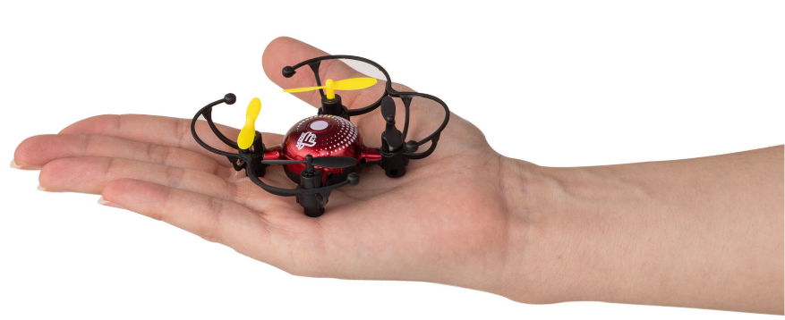 Eine kleine rote und schwarze Drohne in der Hand einer Person, die ihre Größe zeigt.