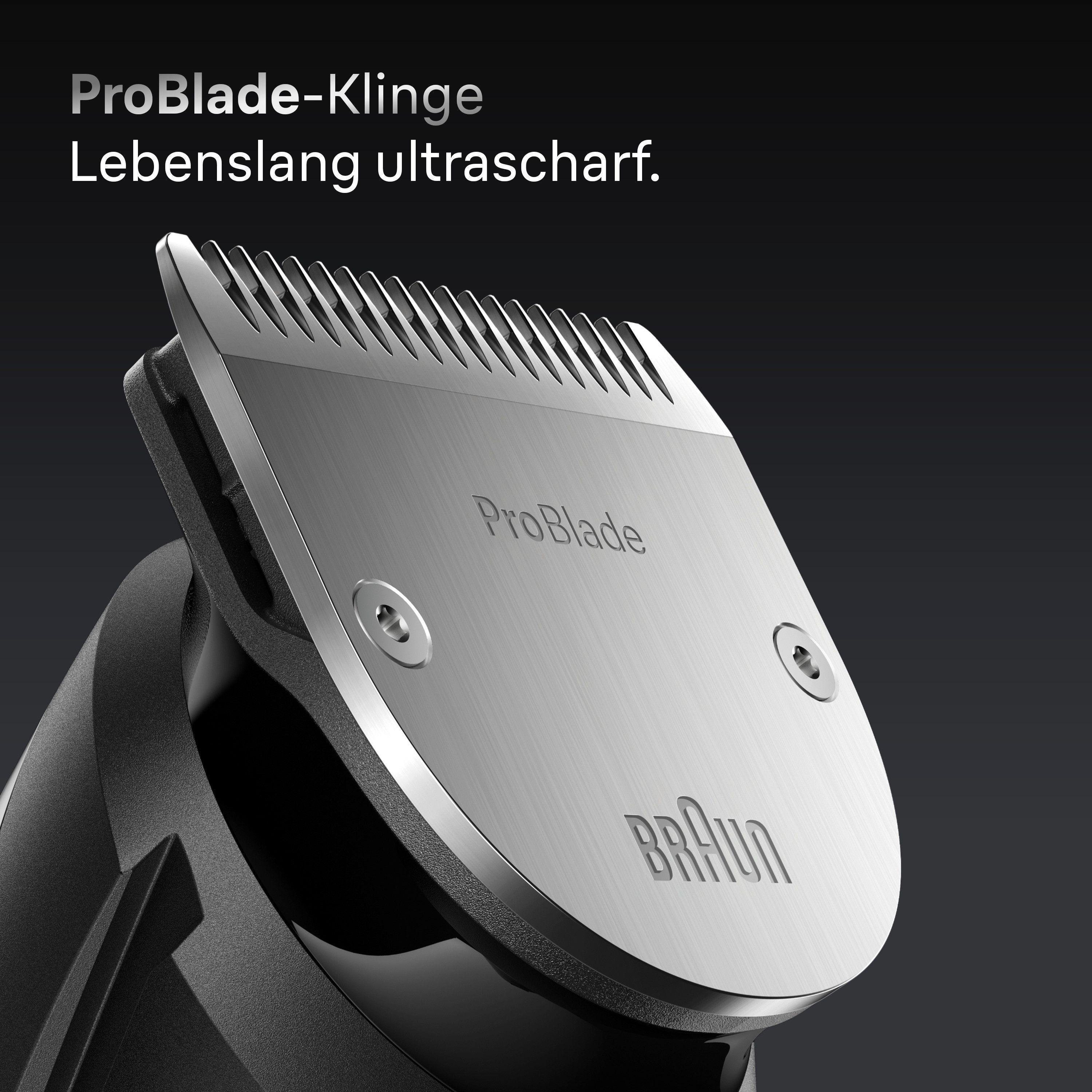 Nahaufnahme einer silbernen Rasiererklinge mit dem eingravierten Wort 'ProBlade'.