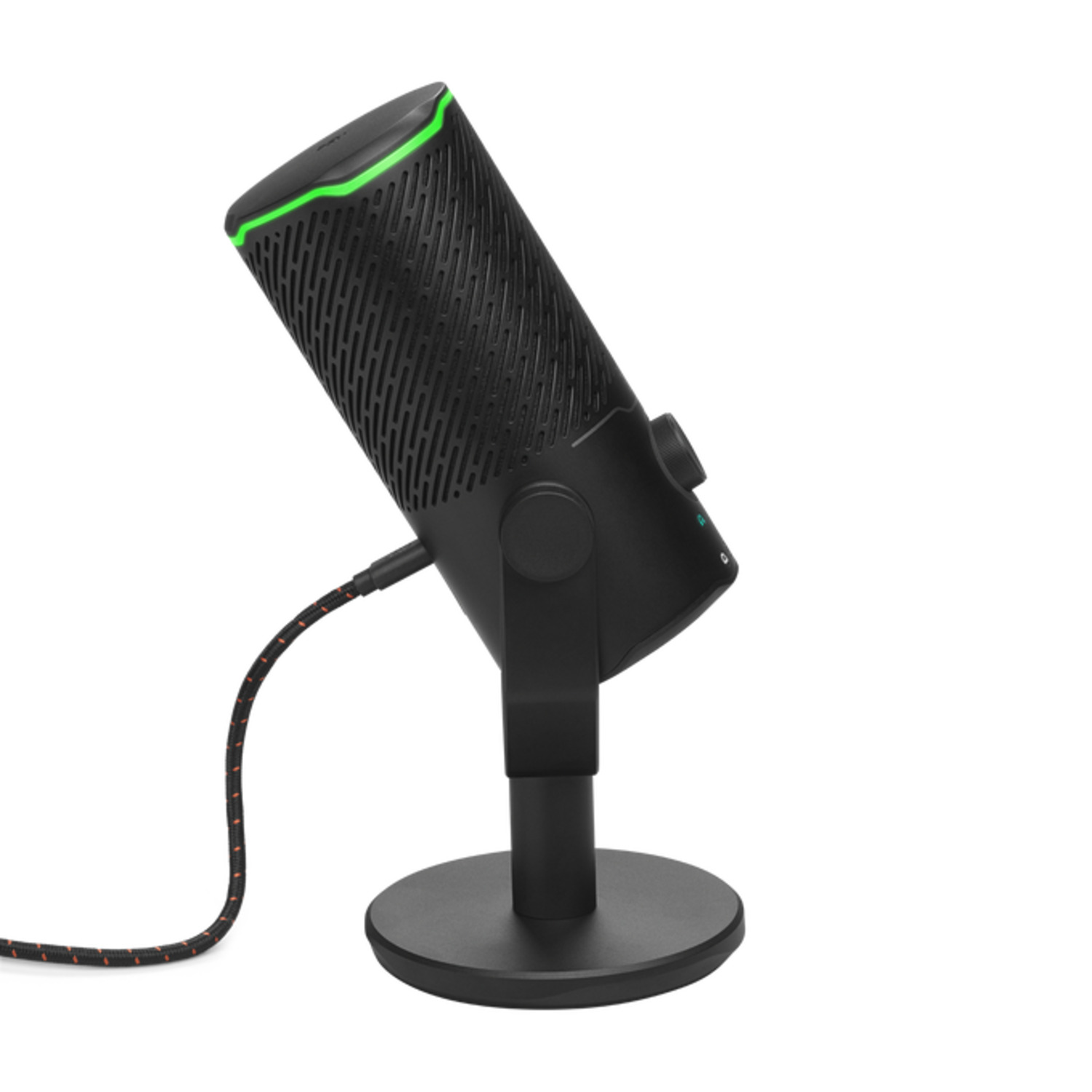 Zwarte microfoon op een standaard met een zwart-rode kabel. Groen licht bovenop. Witte achtergrond.