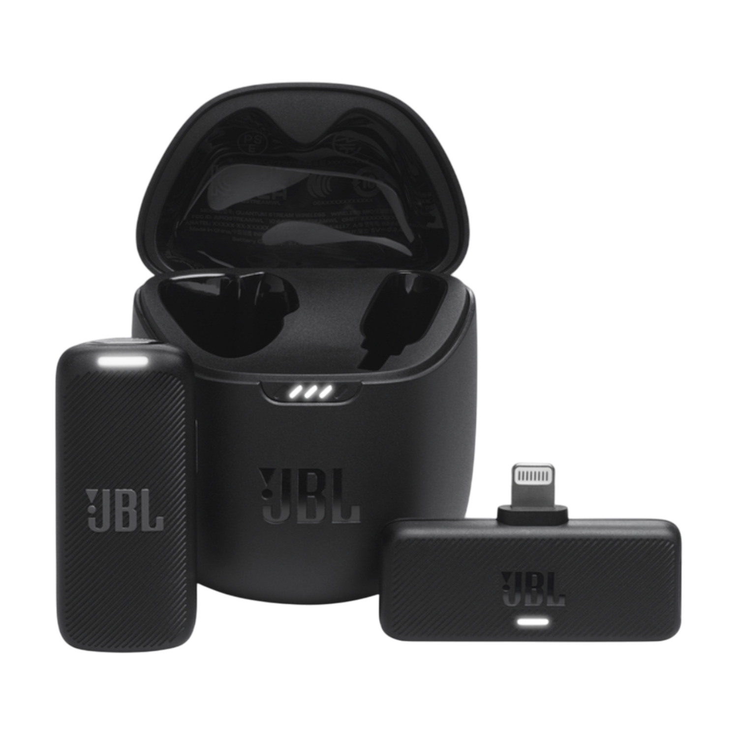 Zwarte JBL draadloze oordopjes, oplaadcase en oplaadadapter op een zwarte achtergrond.