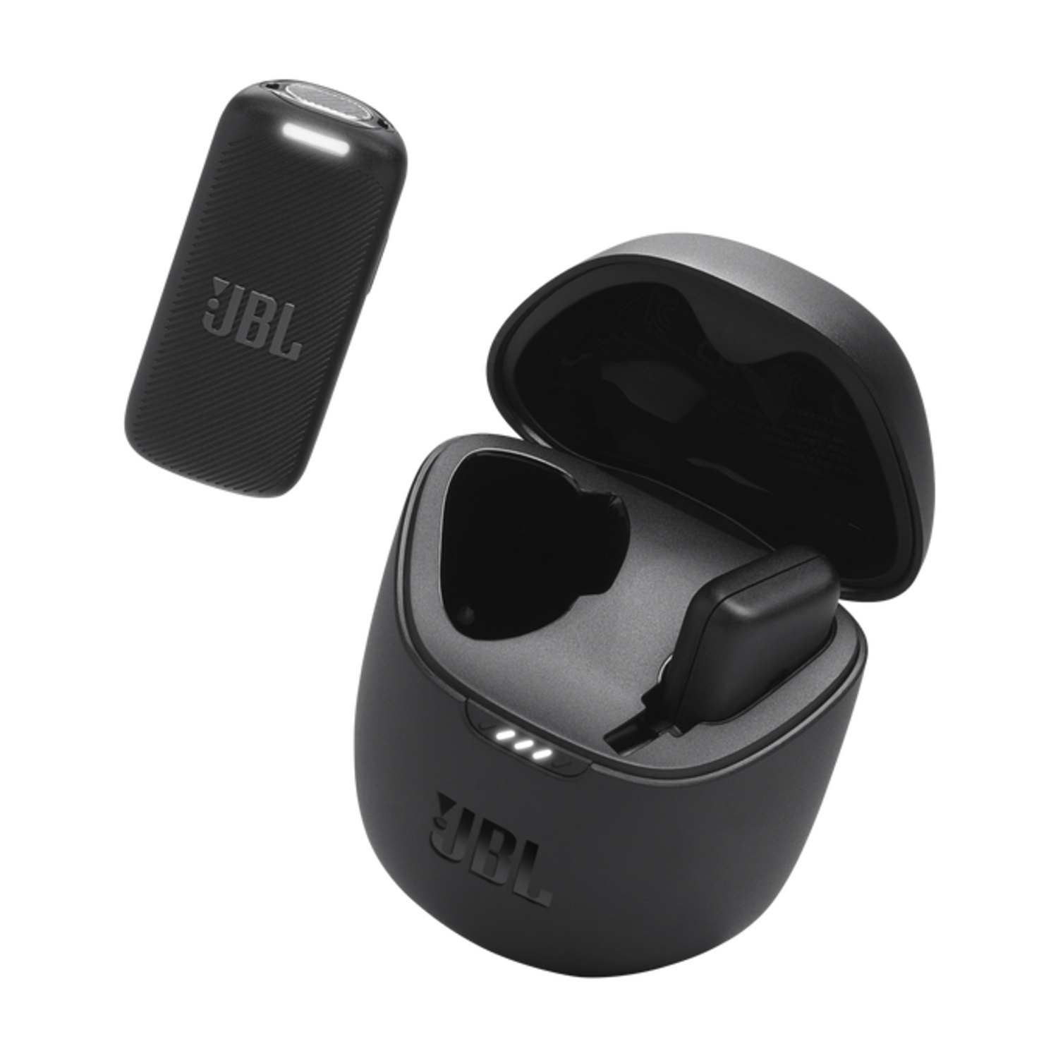 Zwarte JBL oordopjes en hun oplaadcase op wit. De case is open en heeft lampjes.