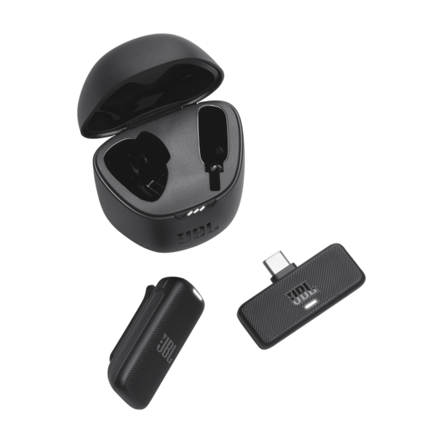 JBL Quantum Stream Wireless Lightning set. Inclusief clip-on microfoon, oplaadcase en USB-C adapter. Witte achtergrond.