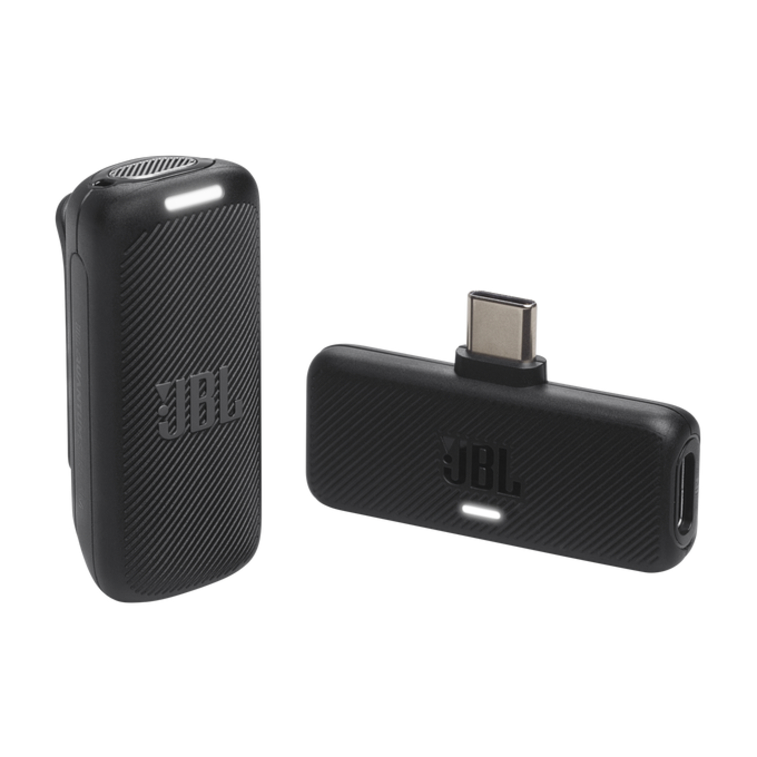 JBL clip-on microfoon en USB-C adapter. Zwart met witte accenten. Witte achtergrond. Close-up.