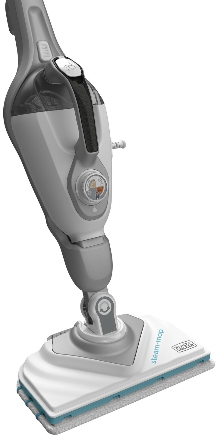 Un balai vapeur blanc et gris, la tête est sur le sol, la poignée est inclinée vers le haut. La marque BLACK+DECKER est visible.