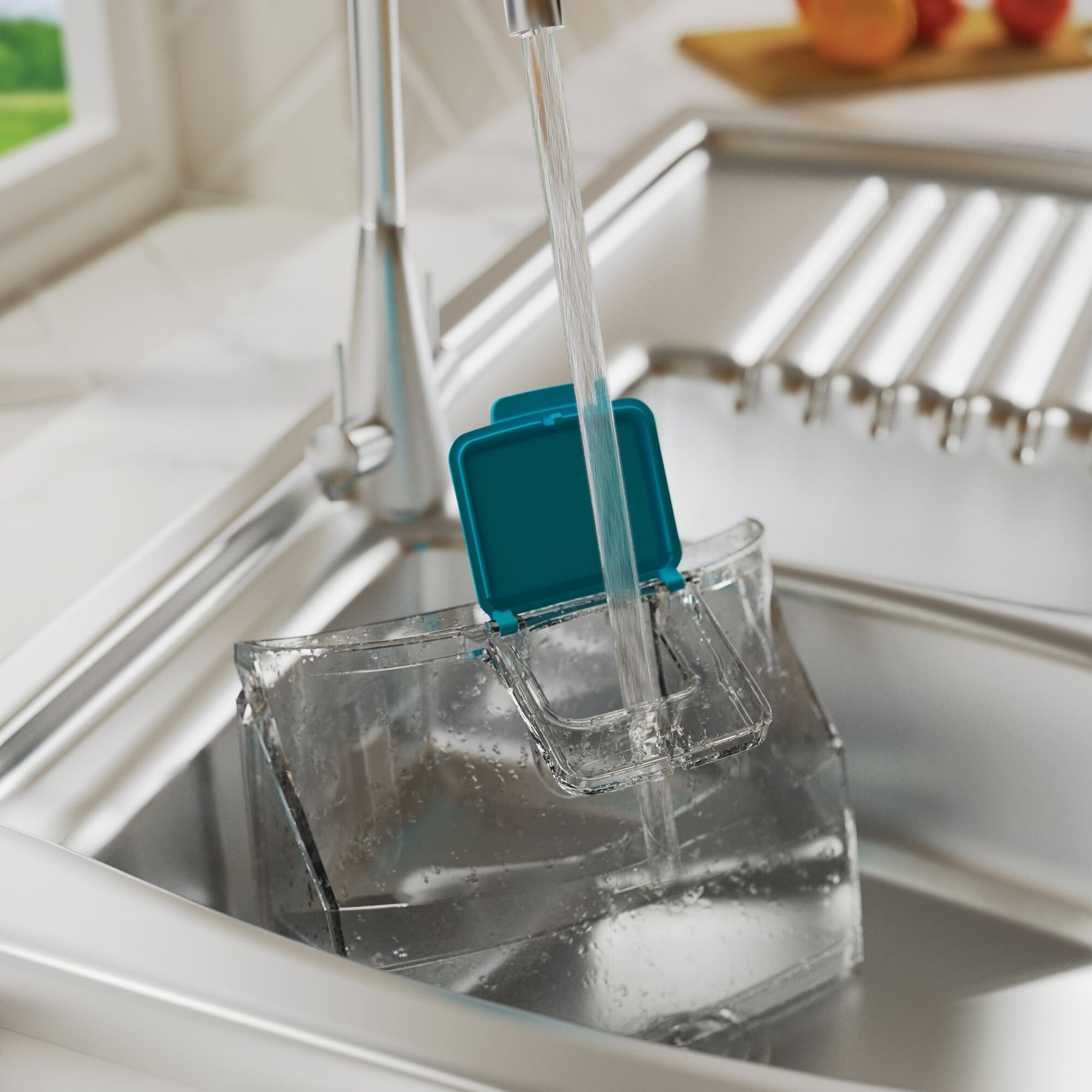 Acqua che esce da un rubinetto in un contenitore trasparente in un lavello della cucina.