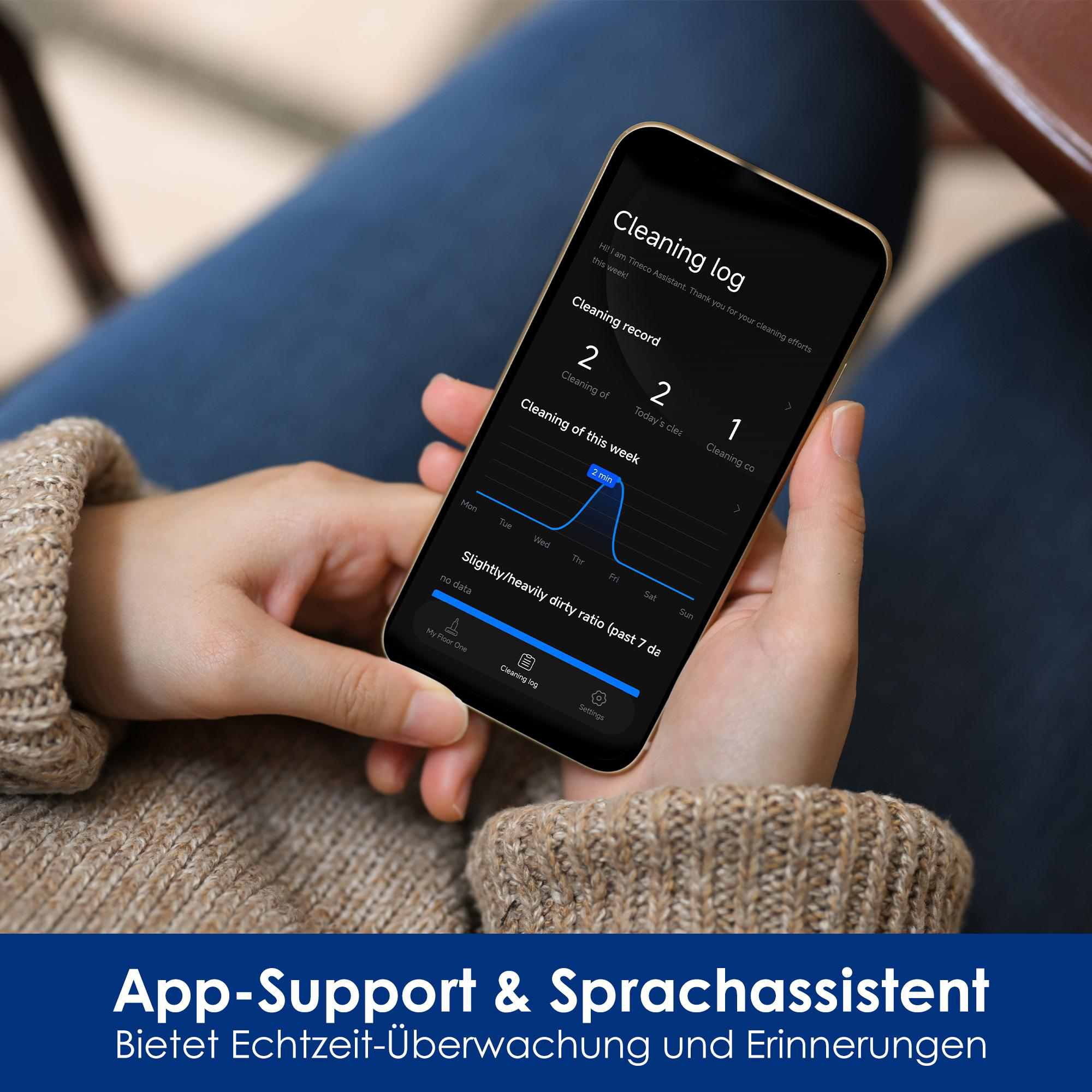 Hände einer Frau, die ein Telefon mit einer Reinigungslog-App auf dem Bildschirm halten.