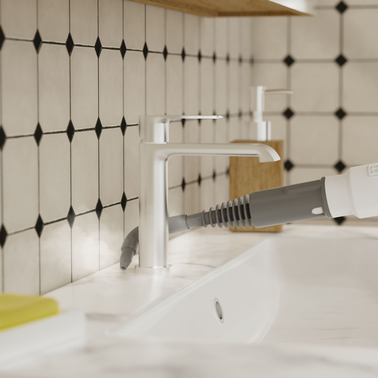 Un rubinetto cromato e un pulitore a vapore in un bagno bianco. Muro piastrellato sullo sfondo.