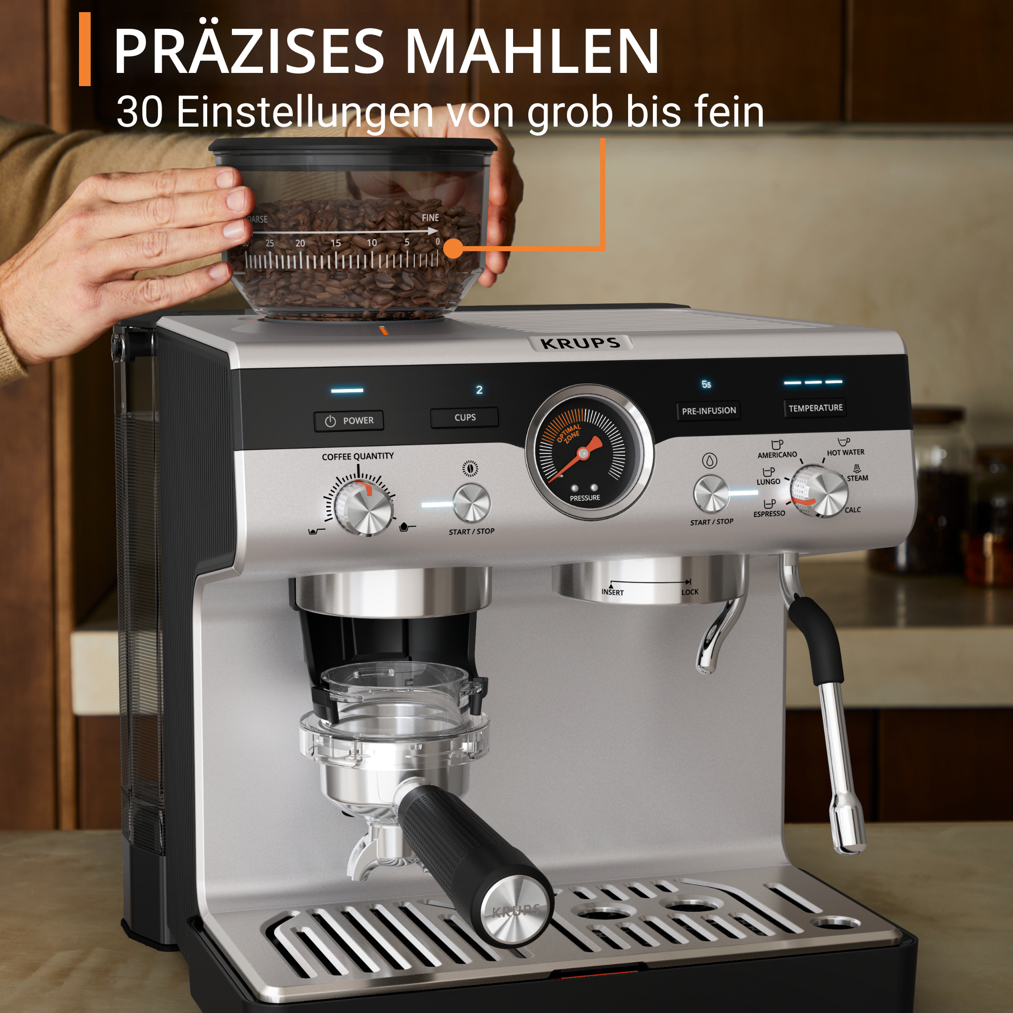 Kaffeemaschine mit Person, die einen Behälter mit Kaffeebohnen hält, zeigt Einstellungen.