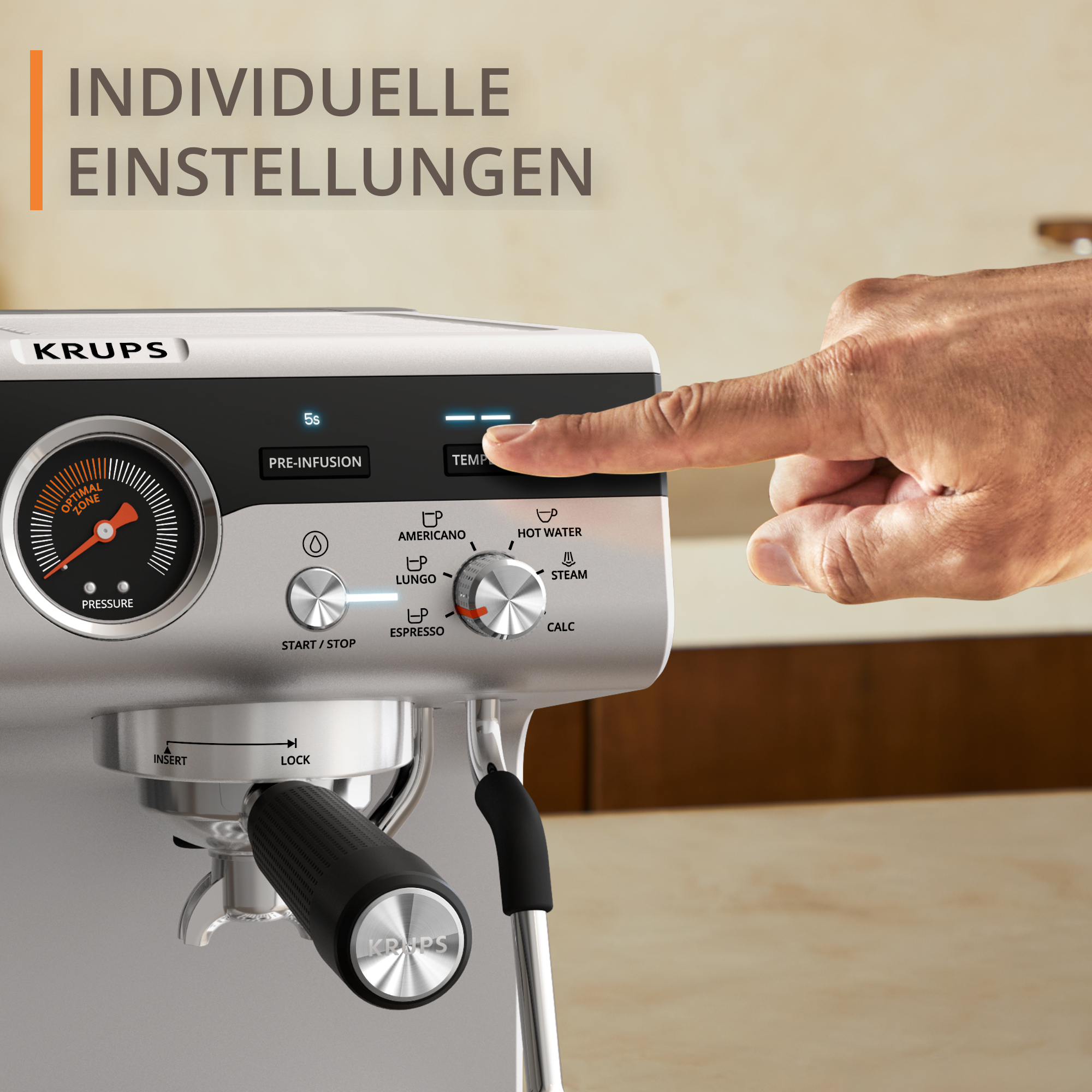 Espressomaschine, Hand drückt Taste am Bedienfeld.