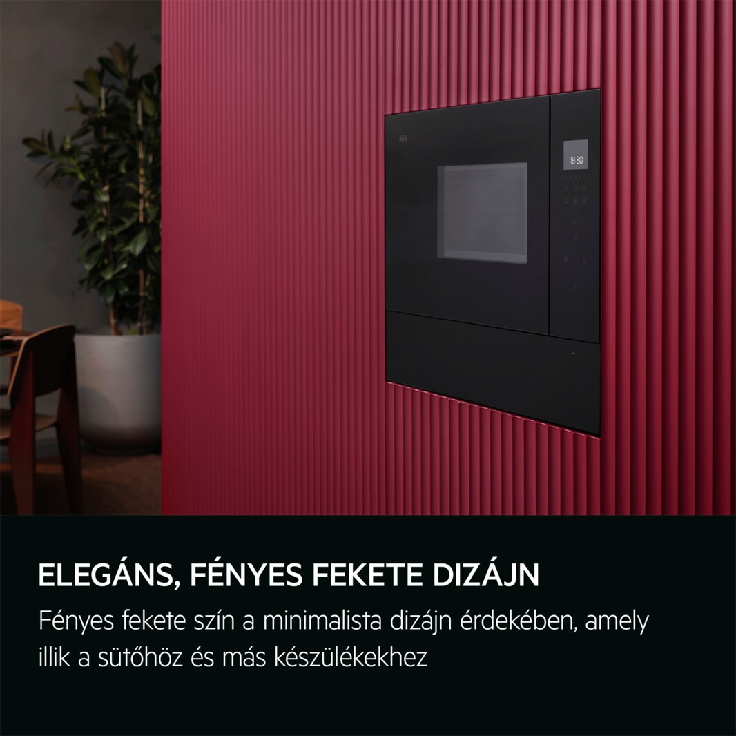 Fekete beépített mikrohullámú sütő piros falon. Magyar nyelvű szöveg.