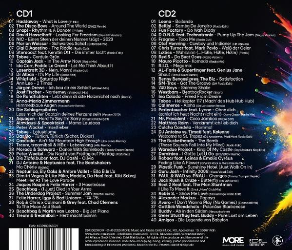 CDs mit Titellisten. Text ist schwarz auf weißem Hintergrund. Buntes Design rechts.
