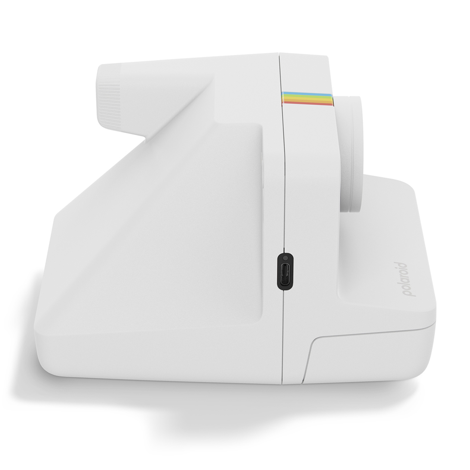 Fotocamera Polaroid bianca su sfondo bianco. La fotocamera è di lato. Sono visibili alcune strisce colorate.