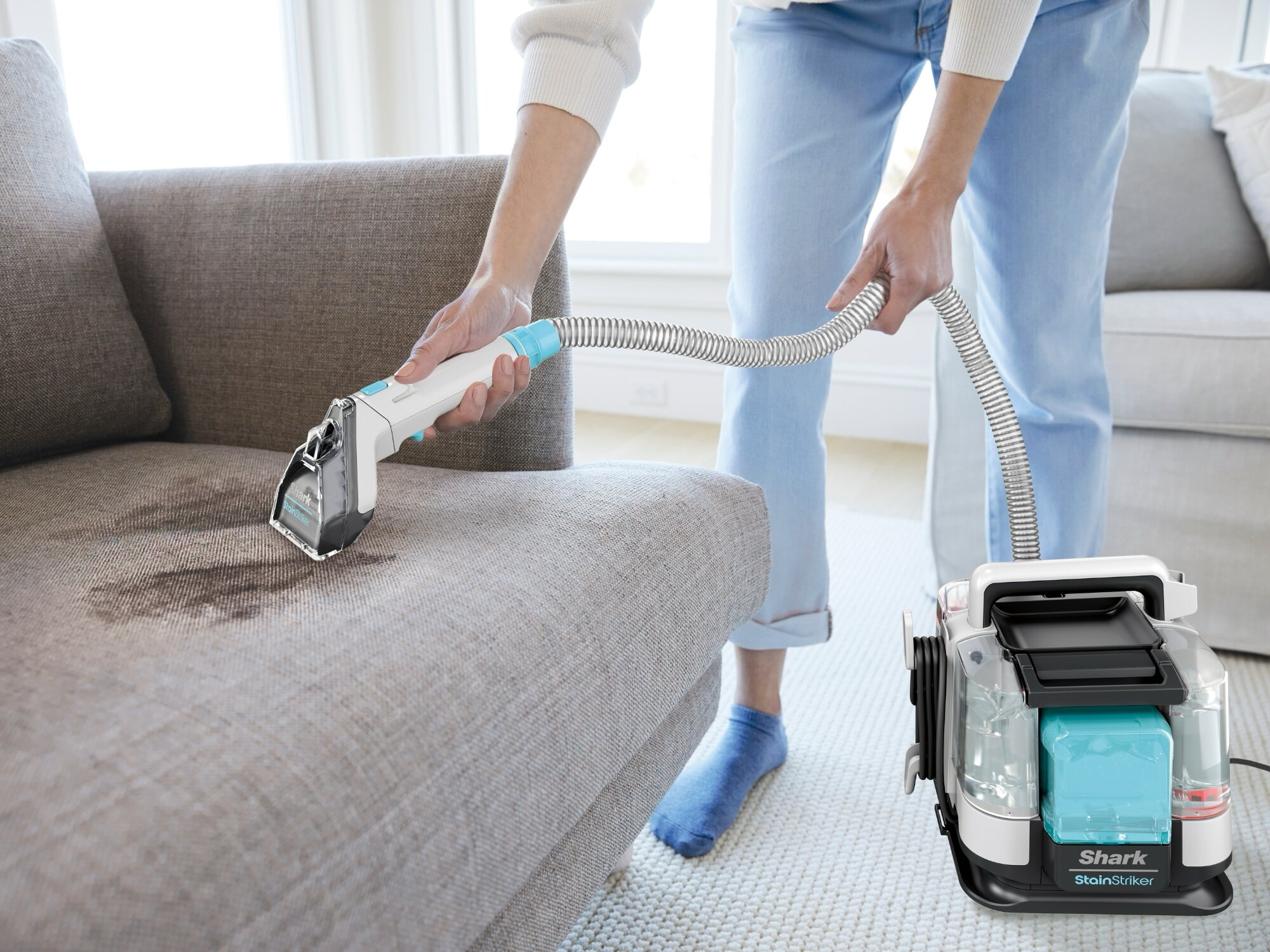 Iryzujący niebiesko-zielony kontroler Xbox.