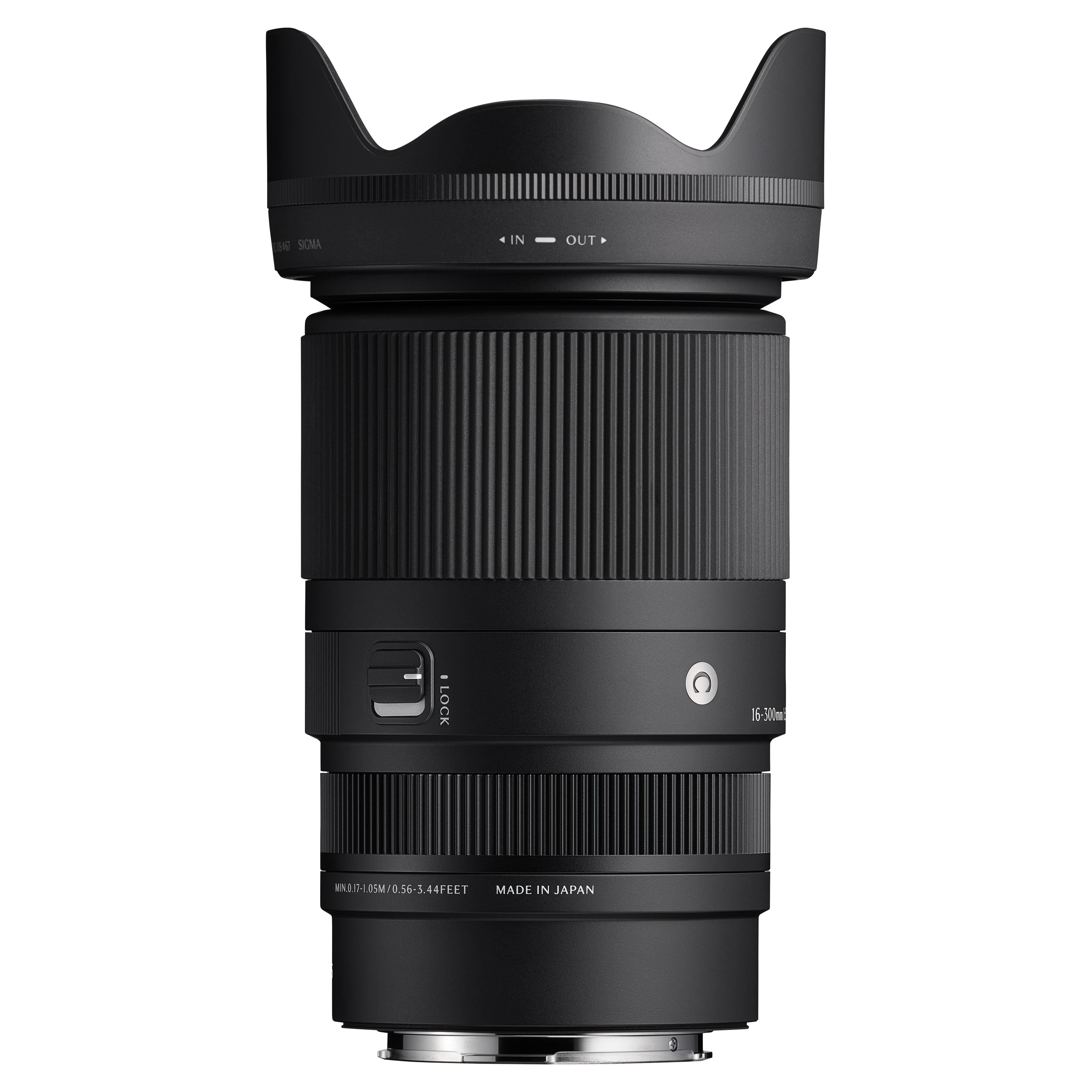 Ein schwarzes Kameraobjektiv mit Sonnenblende. Es hat Text, der 16-35mm und Made in Japan sagt.