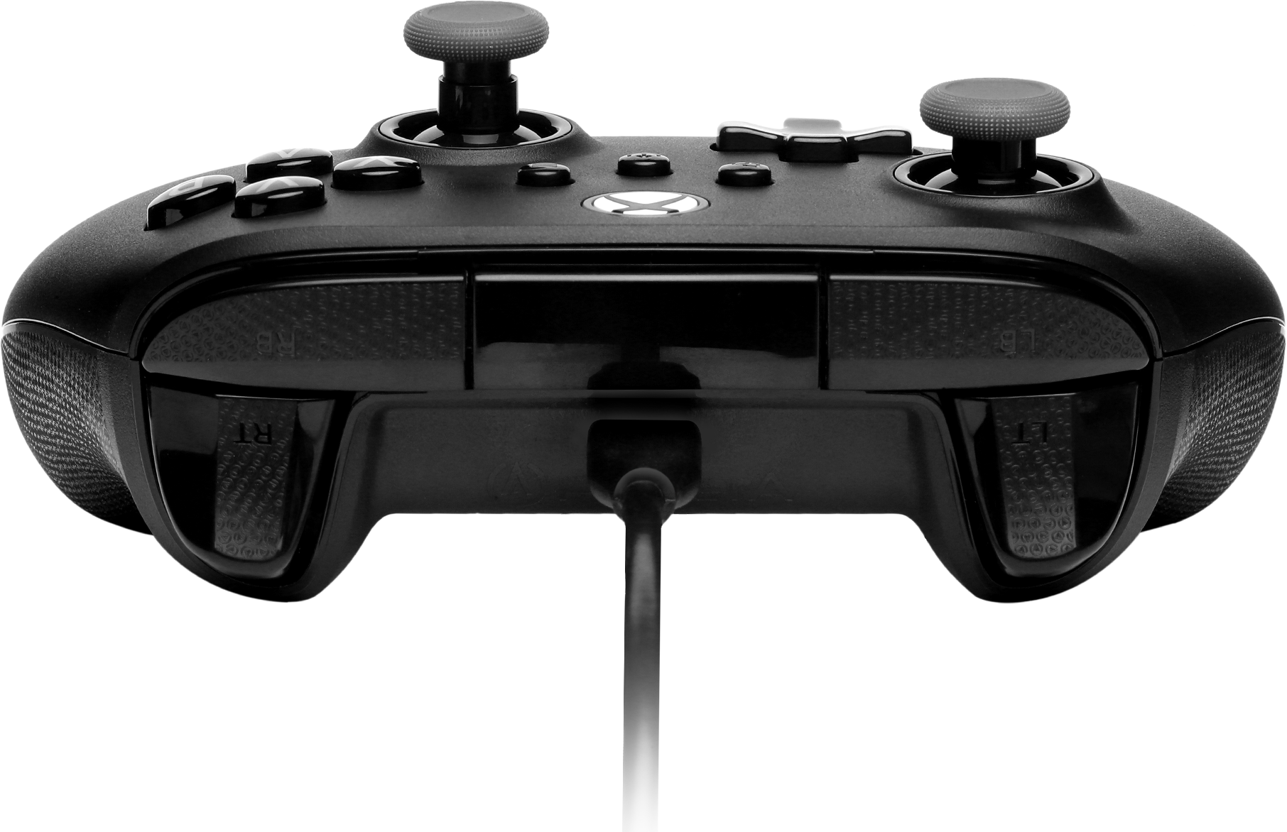 Fekete Xbox kontroller csatlakoztatott kábellel.