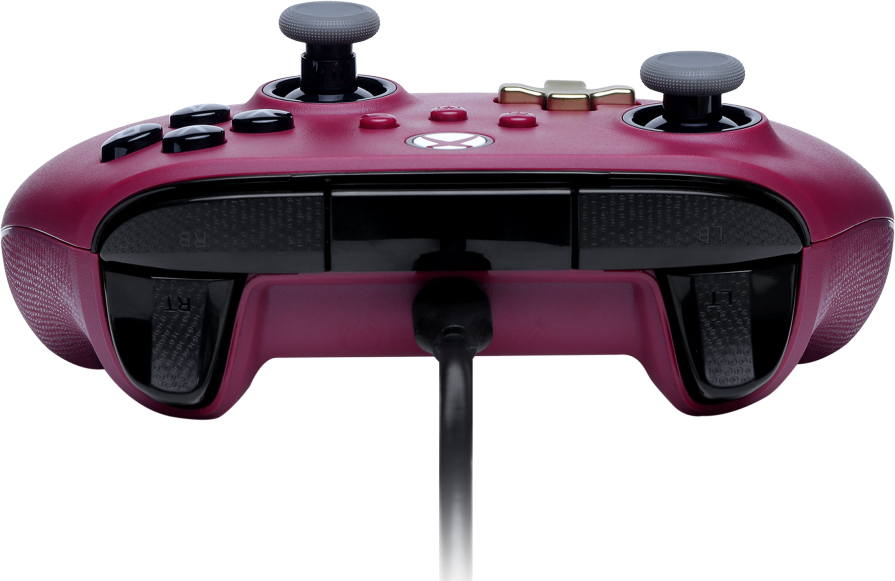 Egy bordó Xbox kontroller fekete részletekkel, fekete kábelhez csatlakoztatva.