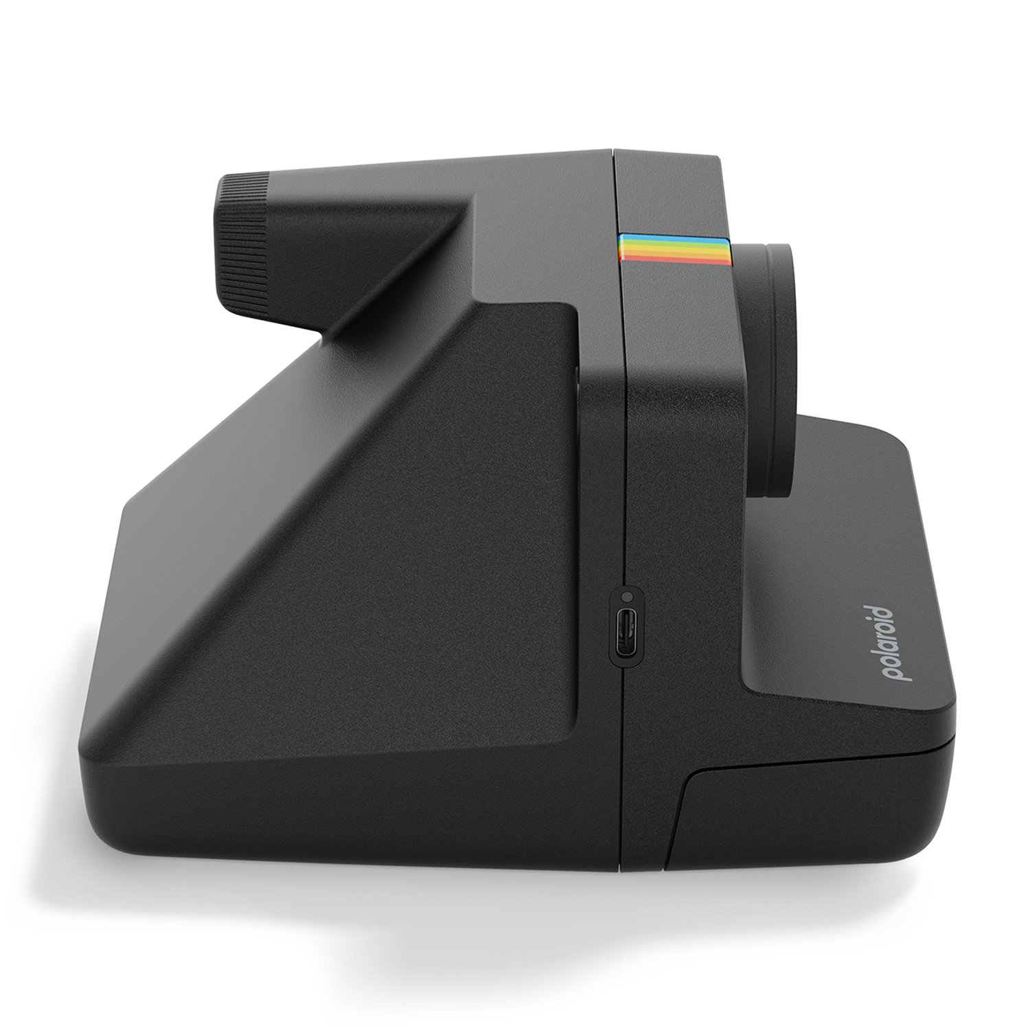 Fotocamera Polaroid nera con una striscia arcobaleno. Si vede di lato, leggermente angolata.