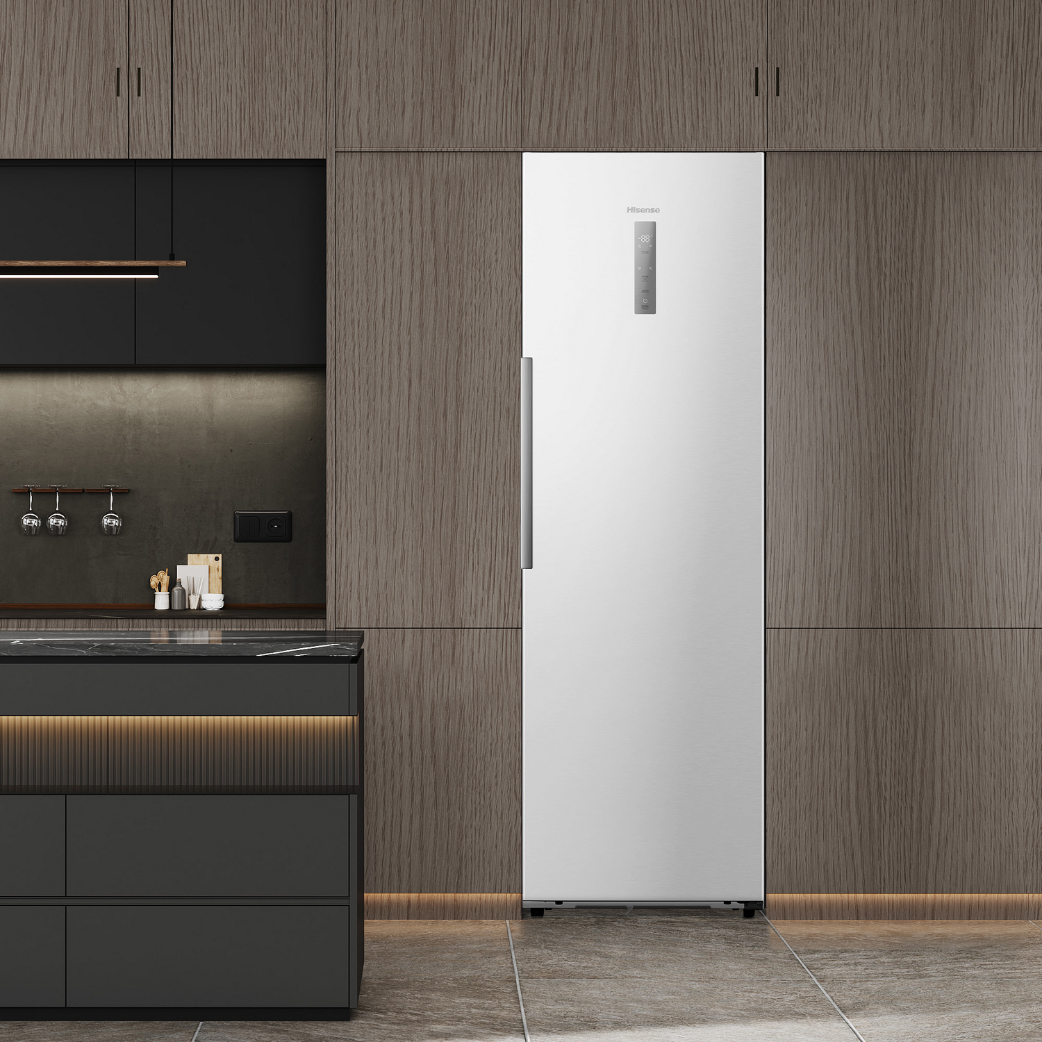 Refrigerador blanco en una cocina moderna con gabinetes de madera y pisos de baldosas.