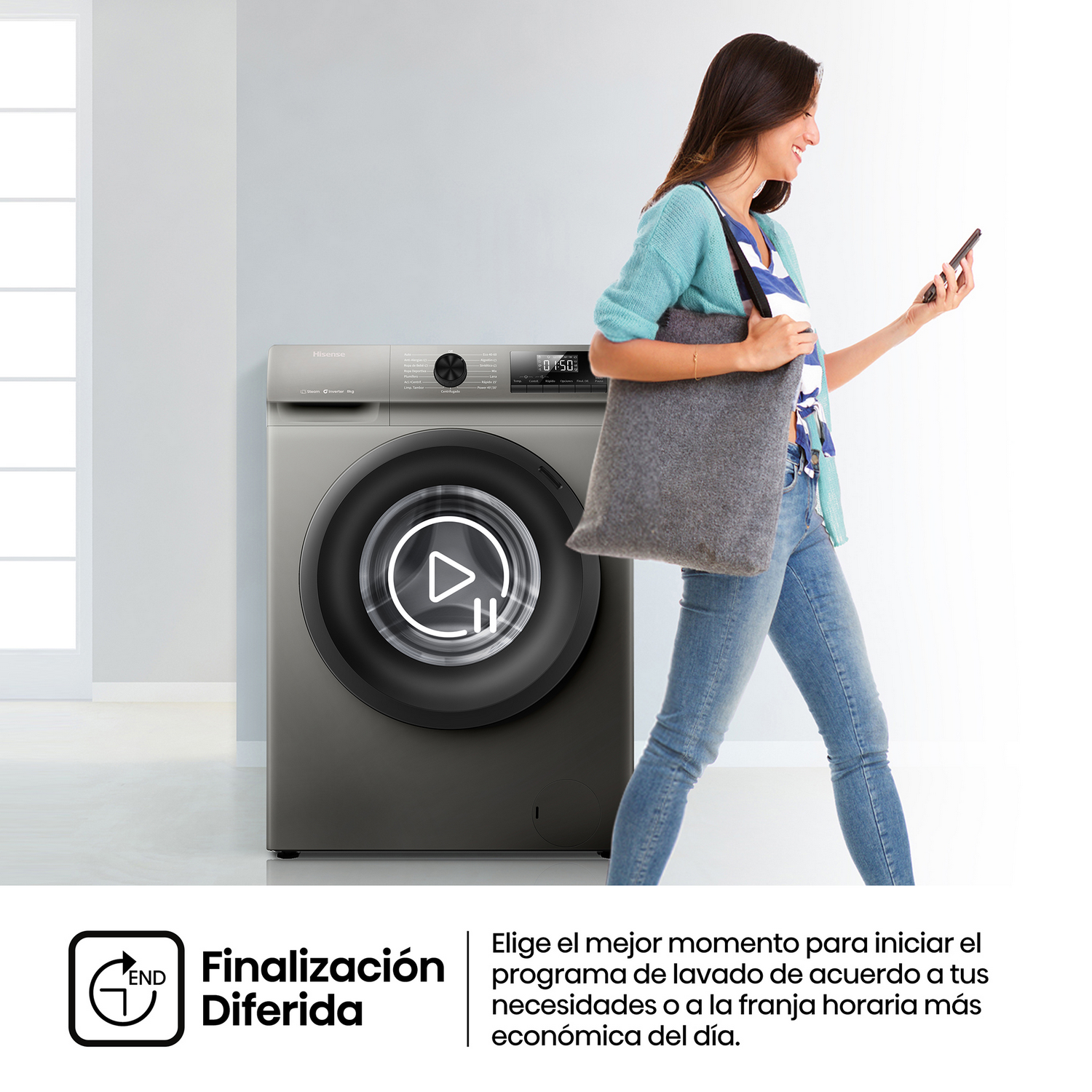 Mujer con camisa azul usando un teléfono cerca de una lavadora. Texto: Finalización Diferida.
