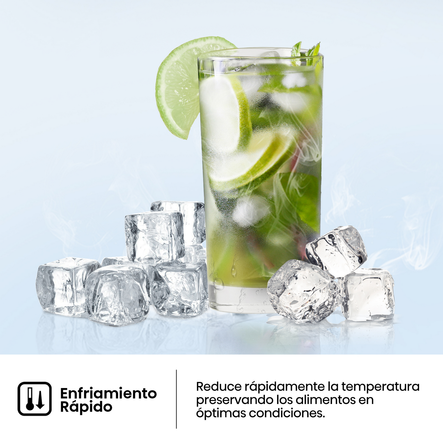 Vaso de mojito con cubitos de hielo. Rodaja de lima como adorno. Fondo azul.