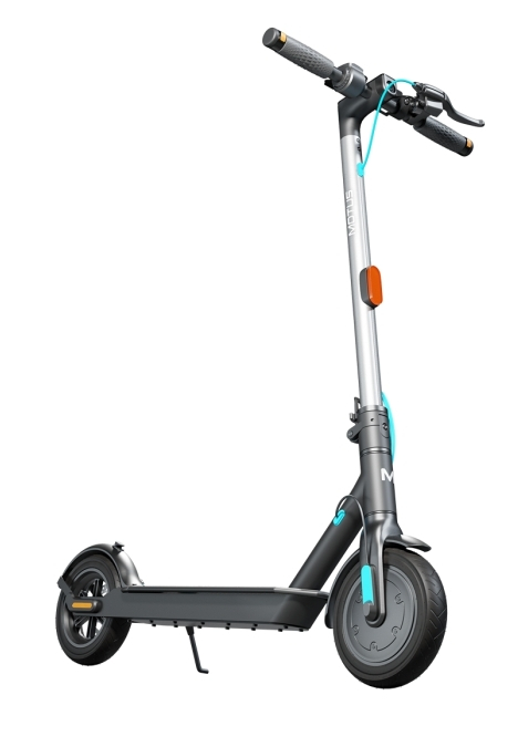 Czarna i srebrna hulajnoga elektryczna na białym tle, z niebieskimi akcentami.