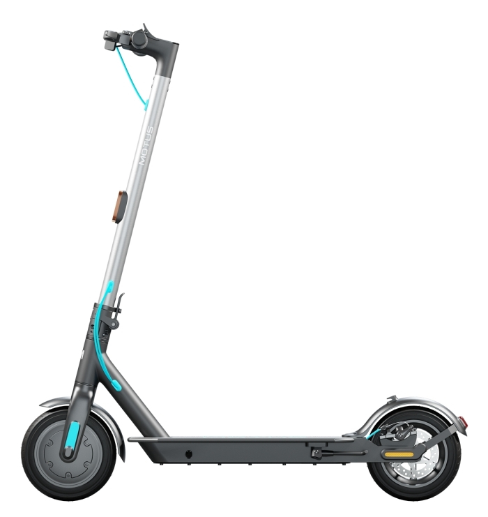 Szaro-czarna hulajnoga elektryczna z niebieskim kablem. Jest na białym tle. Hulajnoga jest pod kątem.