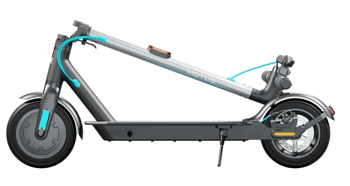 Szary skuter elektryczny z niebieskimi kablami. Skuter jest ustawiony pod kątem, na białym tle.