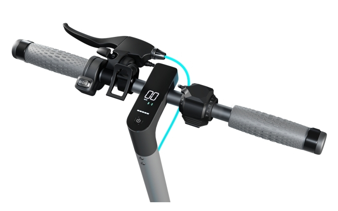 Zbliżenie kierownicy skutera elektrycznego z wyświetlaczem, hamulcem i przepustnicą.