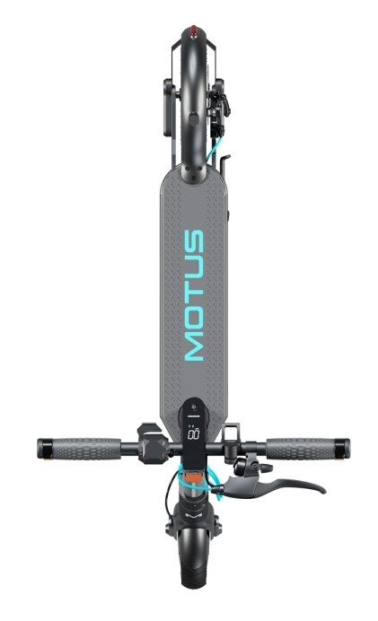 Widok z góry szarej hulajnogi z logo MOTUS i kierownicą. Białe tło.