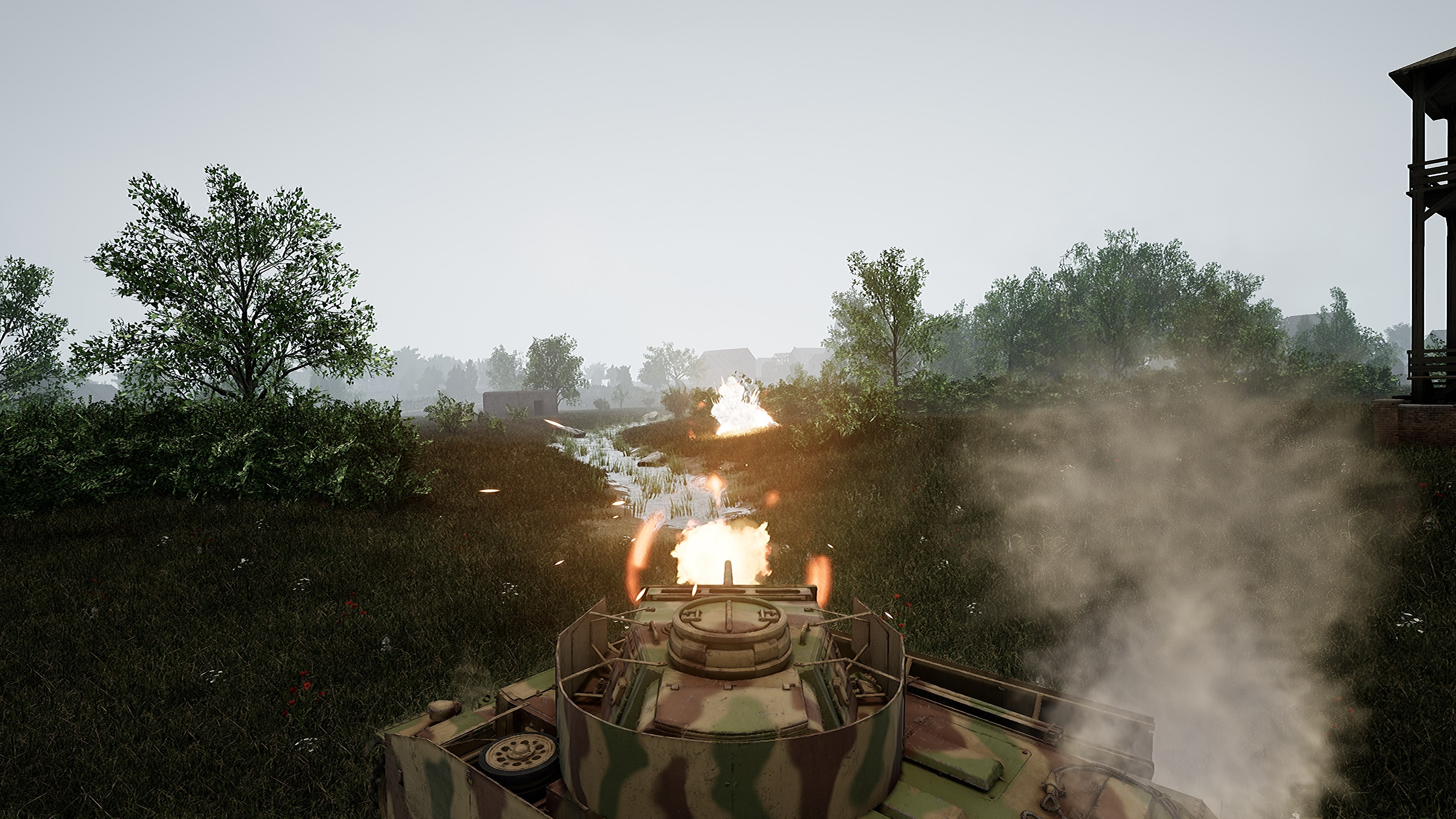 Carro armato che spara in una scena di guerra con alberi e nebbia.