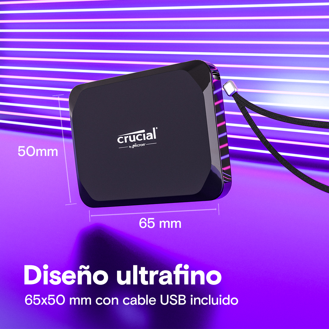 SSD externa Crucial negra. Dimensiones 65x50 mm. Cable USB negro adjunto.