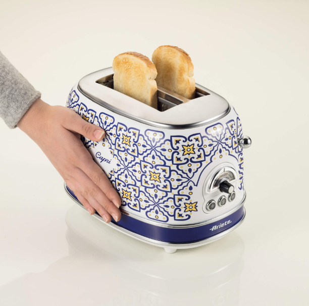 Una tostadora blanca y azul con dos rebanadas de pan tostado.