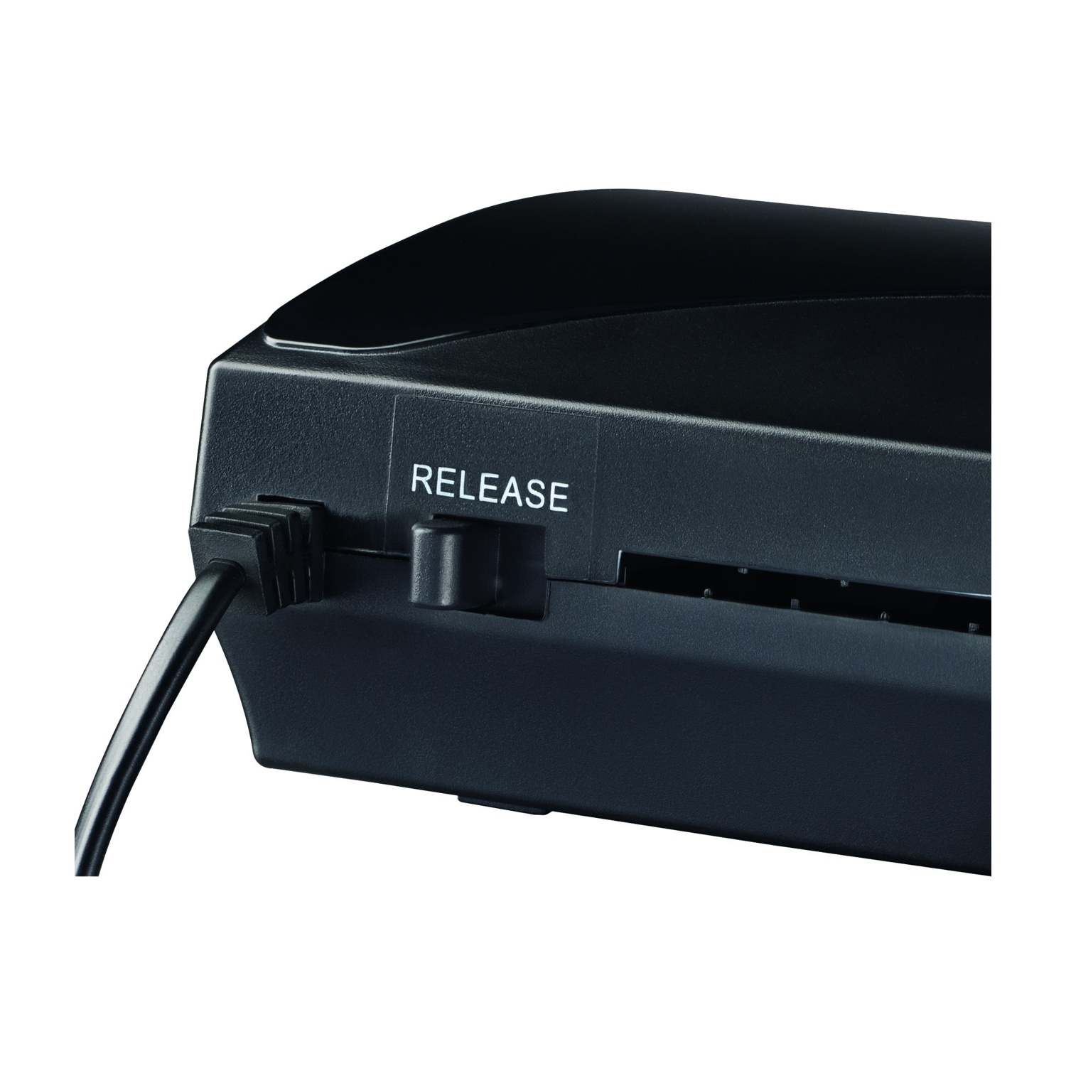 Primo piano di un dispositivo elettronico nero che mostra un pulsante di rilascio.