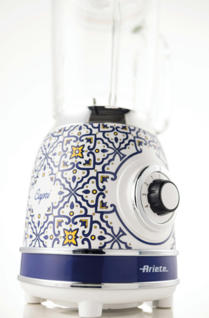 Una batidora con diseño blanco y azul con la palabra 'Capri' y el logo de Ariete sobre una superficie blanca.