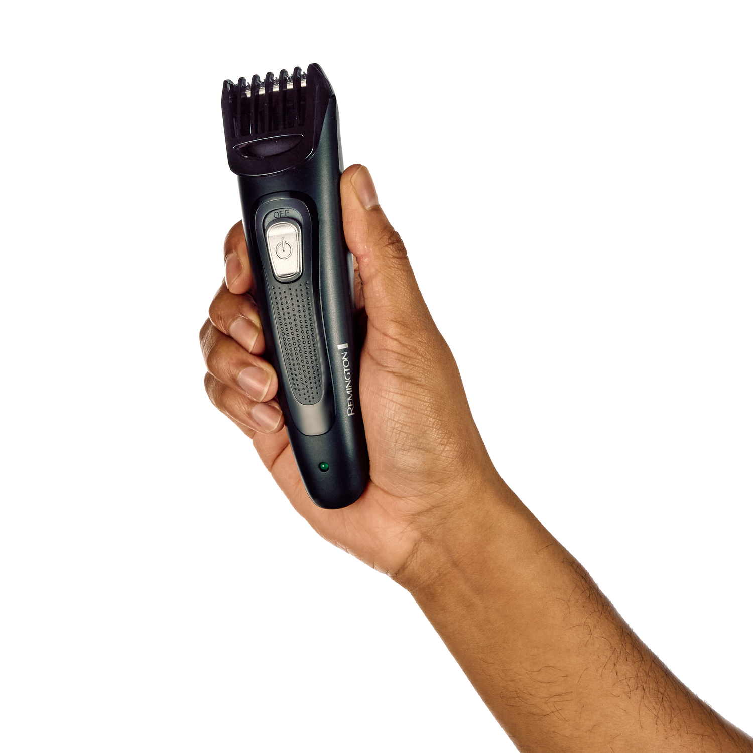 Hand die een zwarte baardtrimmer vasthoudt op een witte achtergrond.