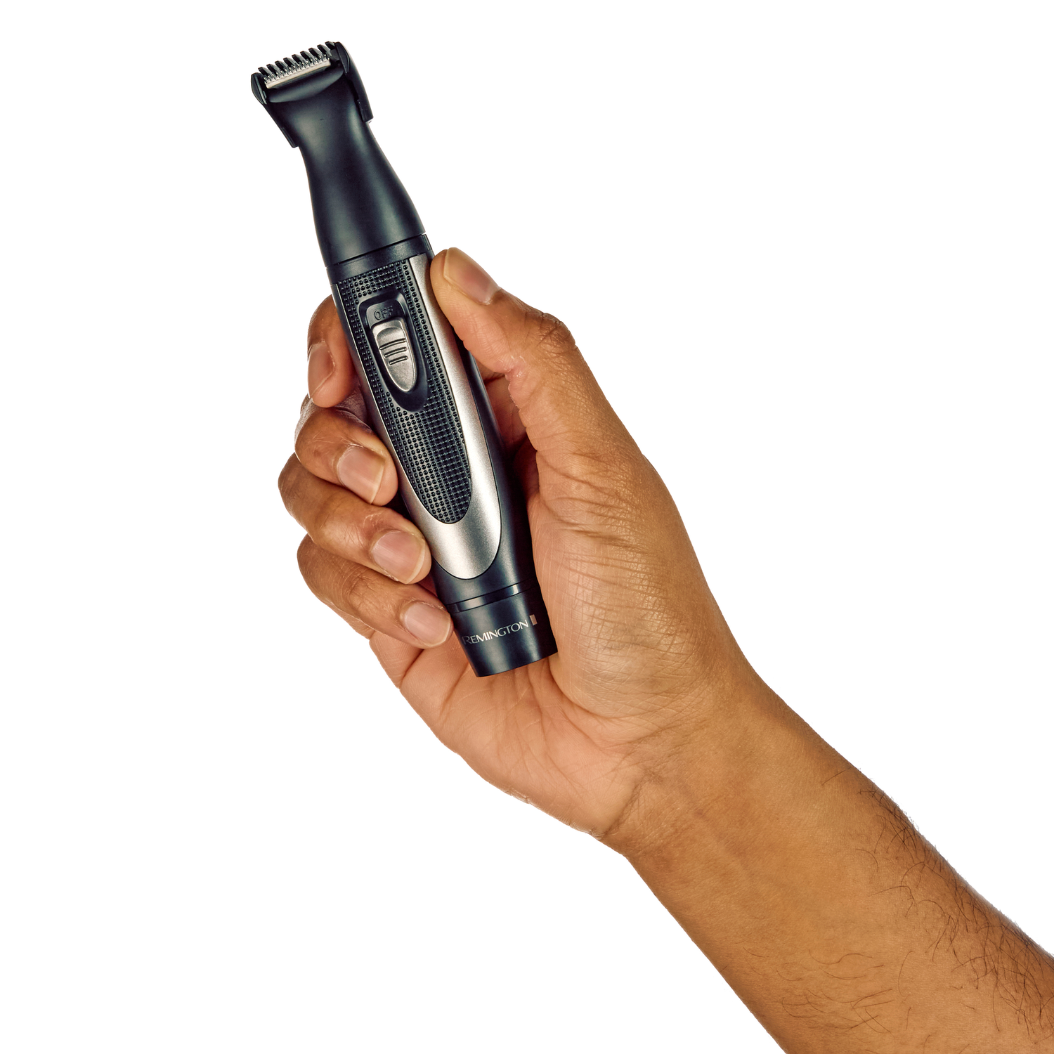 Een hand die een zwart-zilveren Remington trimmer vasthoudt, met een witte achtergrond.