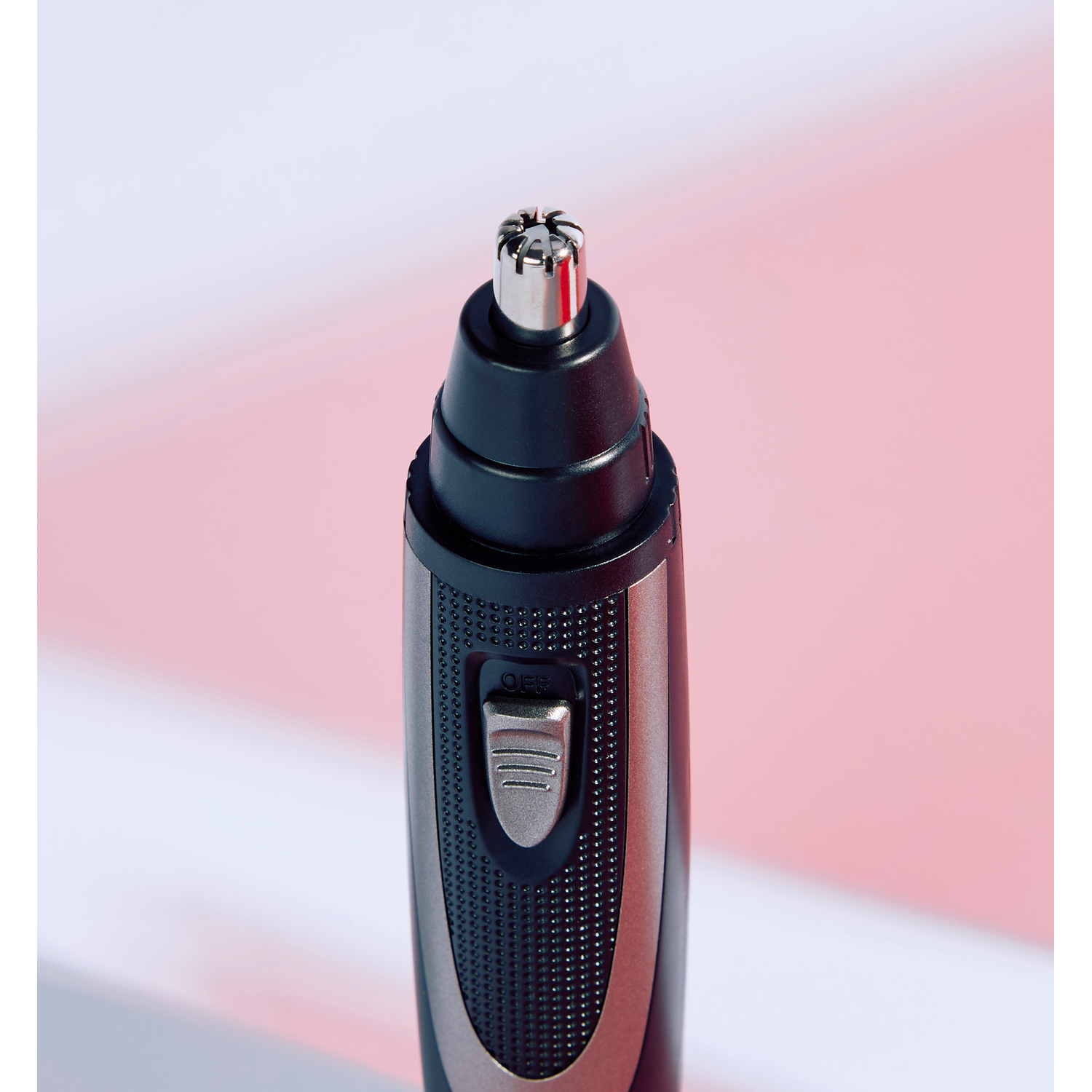 Een close-up van een neushaartrimmer met een zilveren punt.