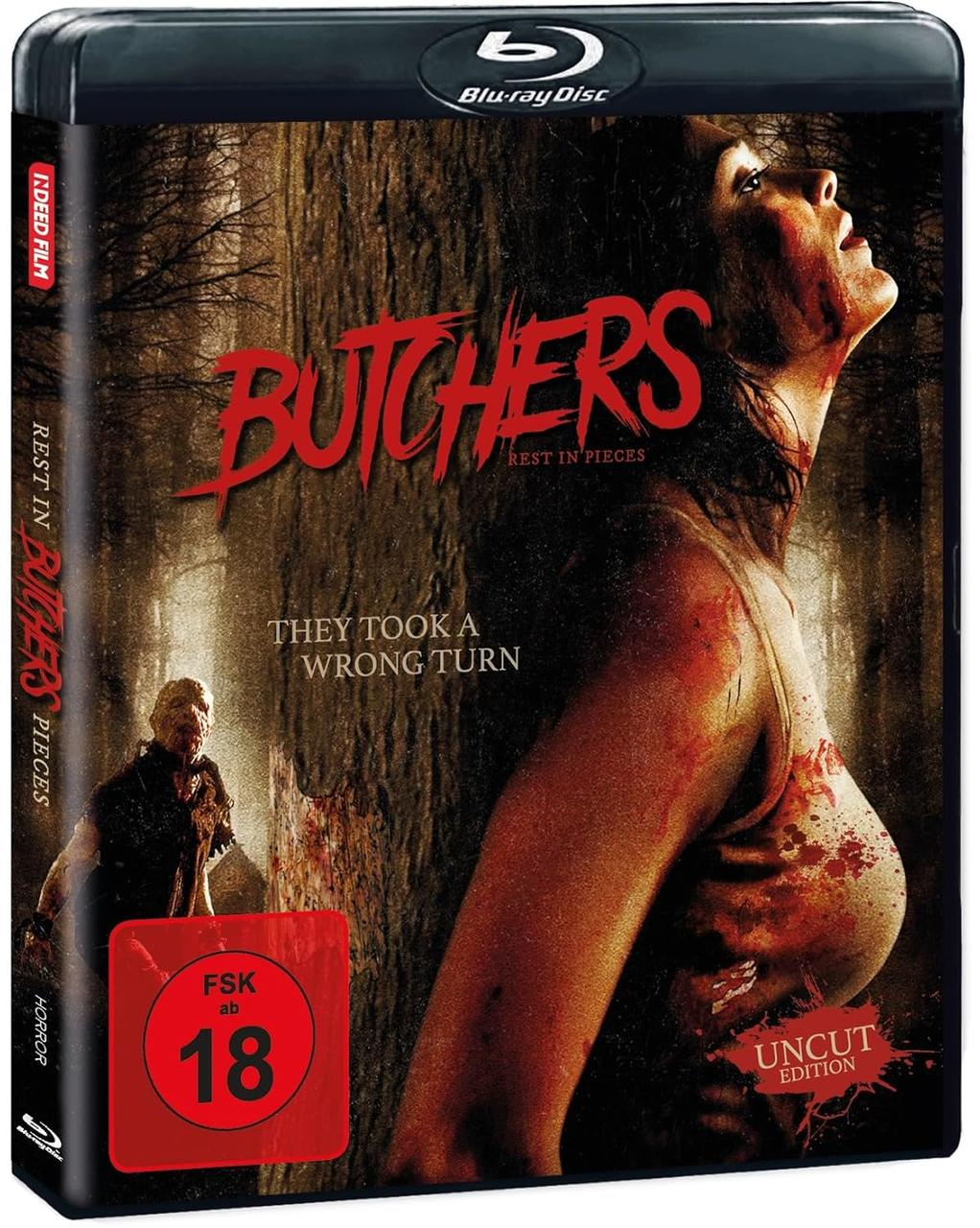 Blu-ray-Disc-Cover eines Horrorfilms mit einer blutbedeckten Frau, einem Baum und einer Figur im Hintergrund.