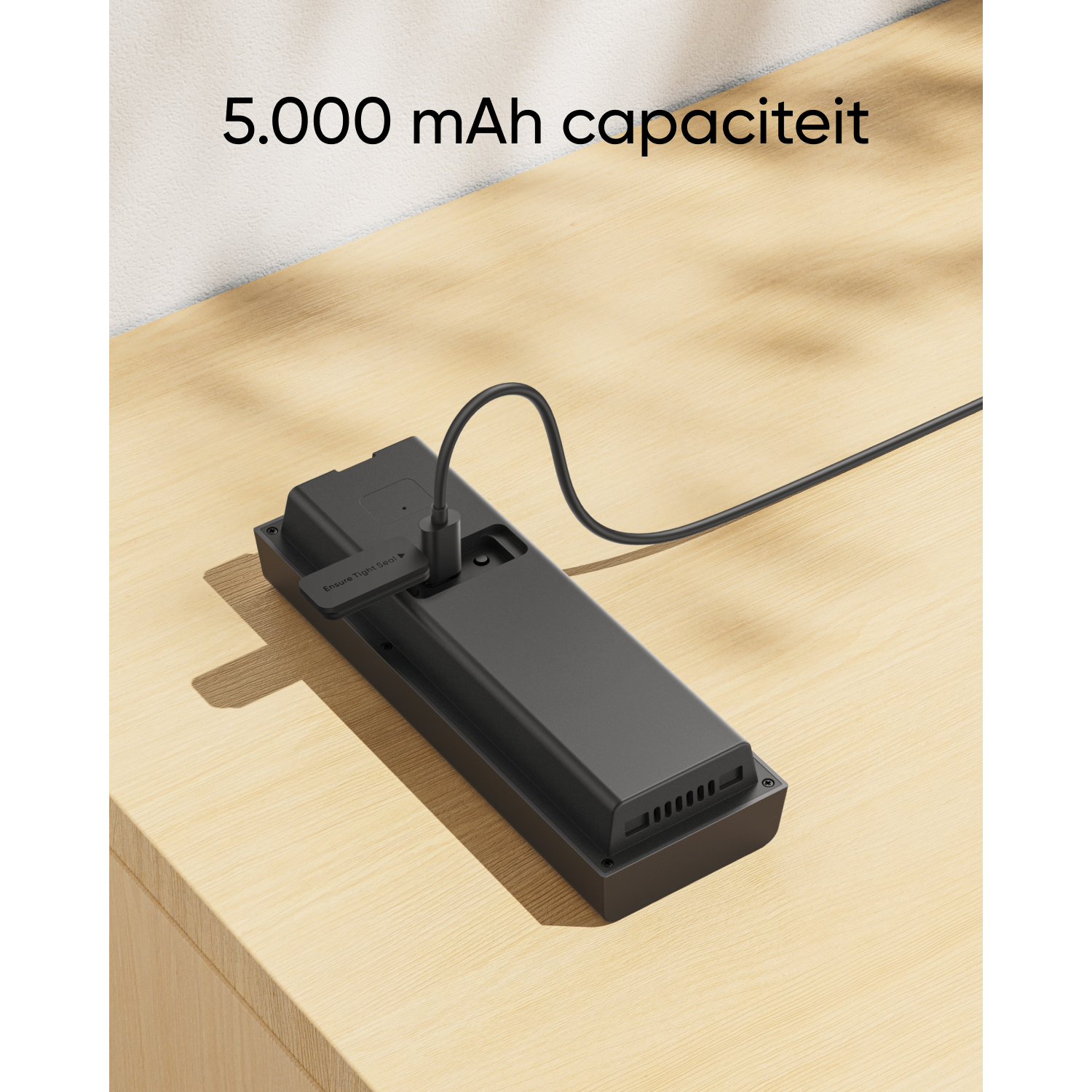 Black charging base with a connected charging cable, with '5.000 mAh' text.