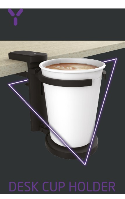 Ein weißer Pappbecher in einem schwarzen Schreibtischbecherhalter. Der Becher hat einen Latte. Der Halter ist auf einem Schreibtisch.