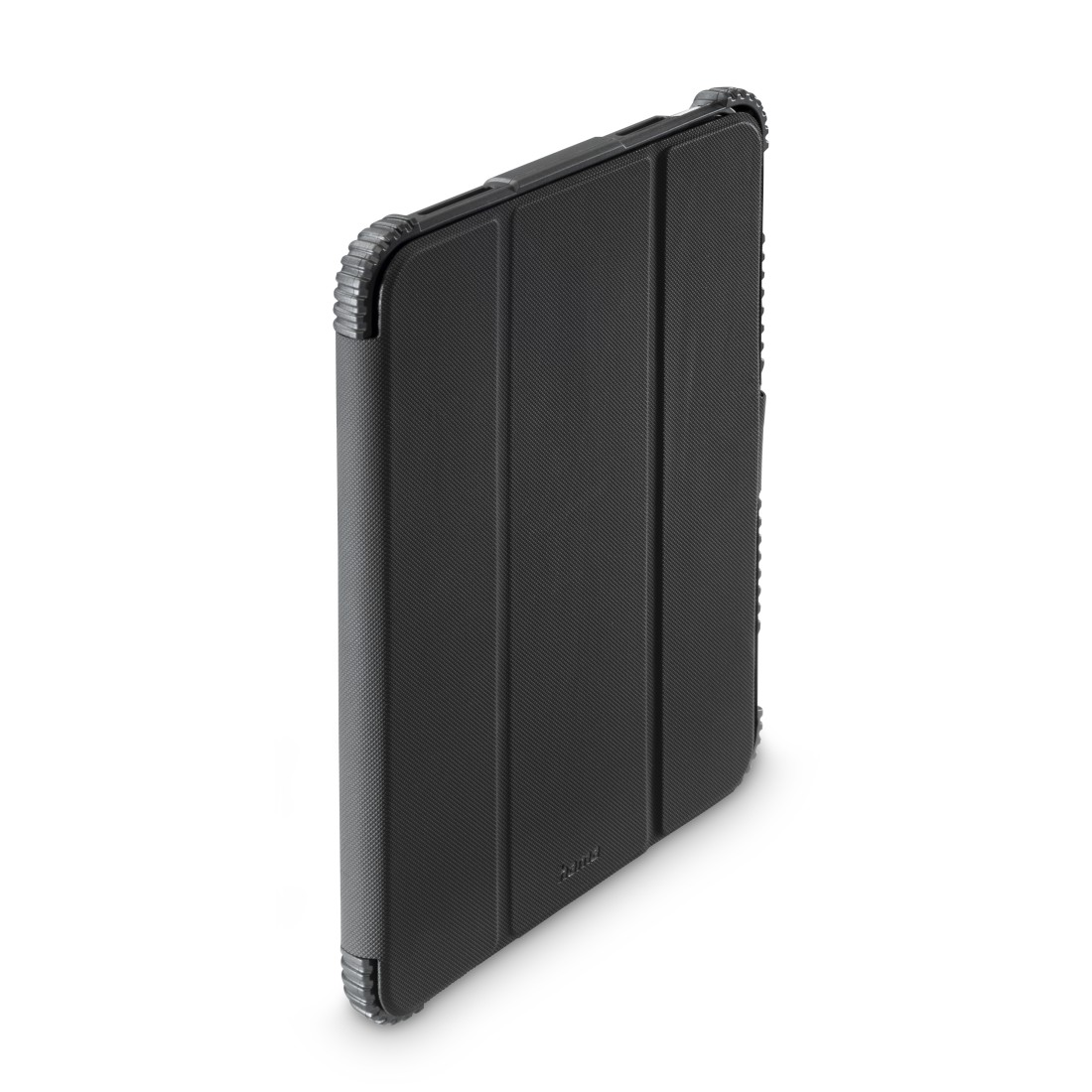 Eine schwarze Tablet-Hülle mit strukturiertem Design, geschlossen und auf weißem Hintergrund abgewinkelt.