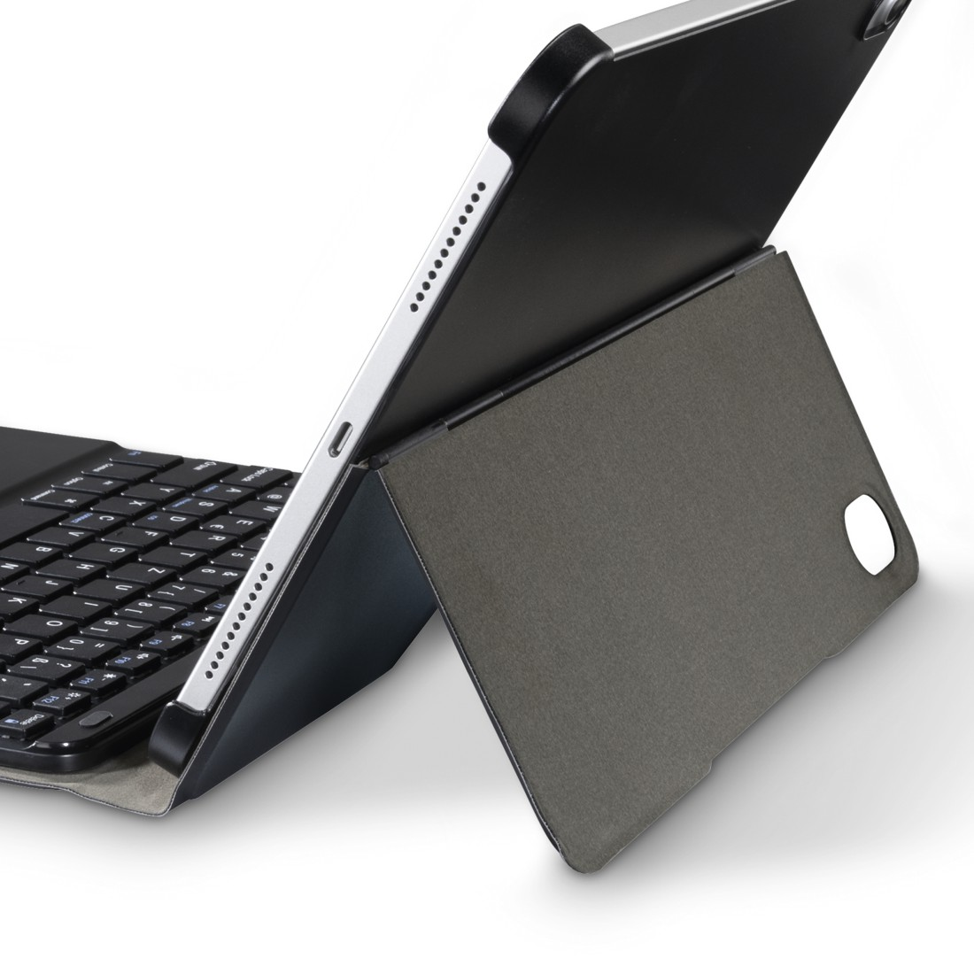 Tablet mit Tastaturhülle. Das Tablet ist angewinkelt geöffnet, die Tastatur ist schwarz.