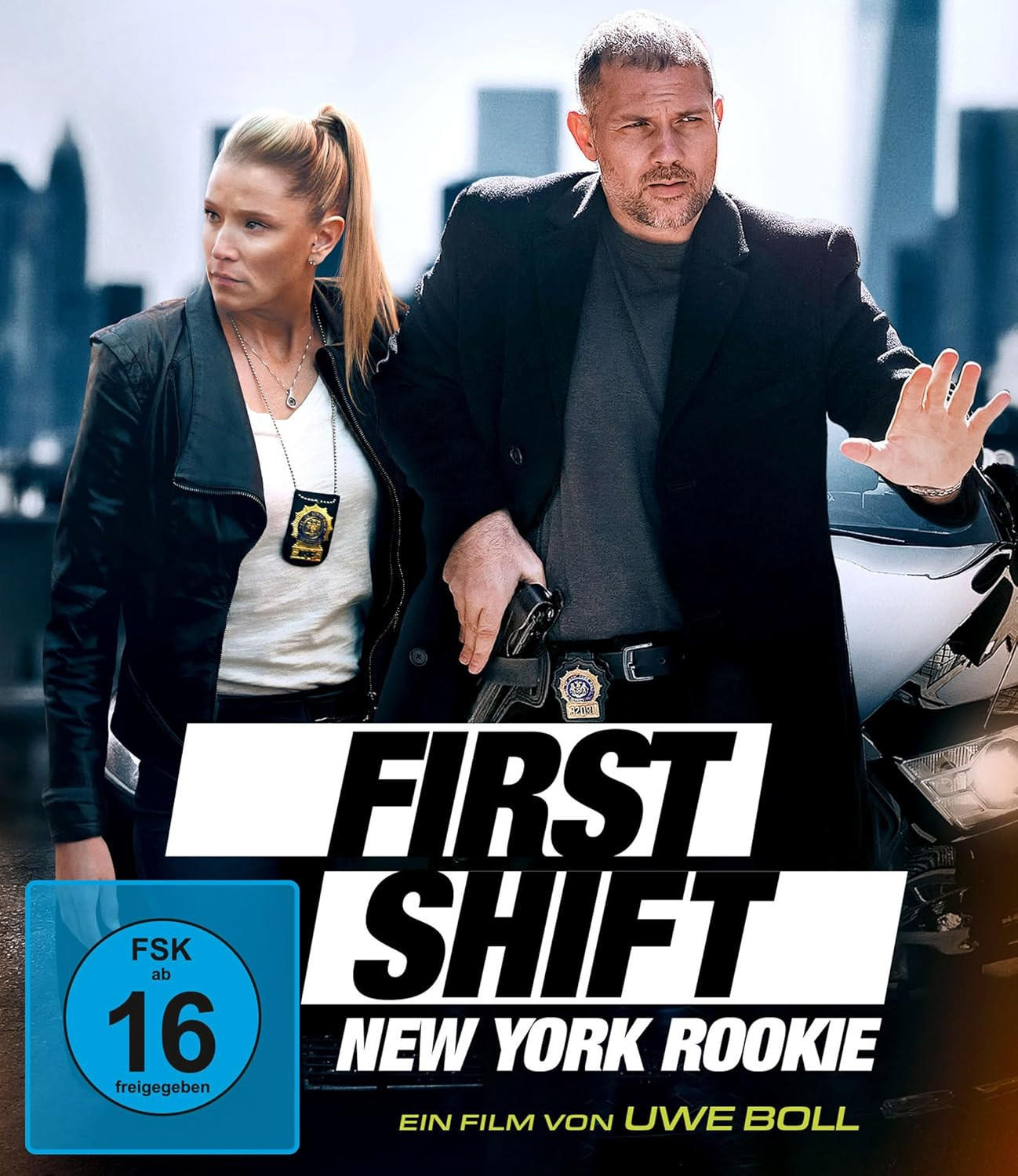 Filmplakat: First Shift. Ein Mann und eine Frau stehen neben einem Polizeifahrzeug. New York Rookie.